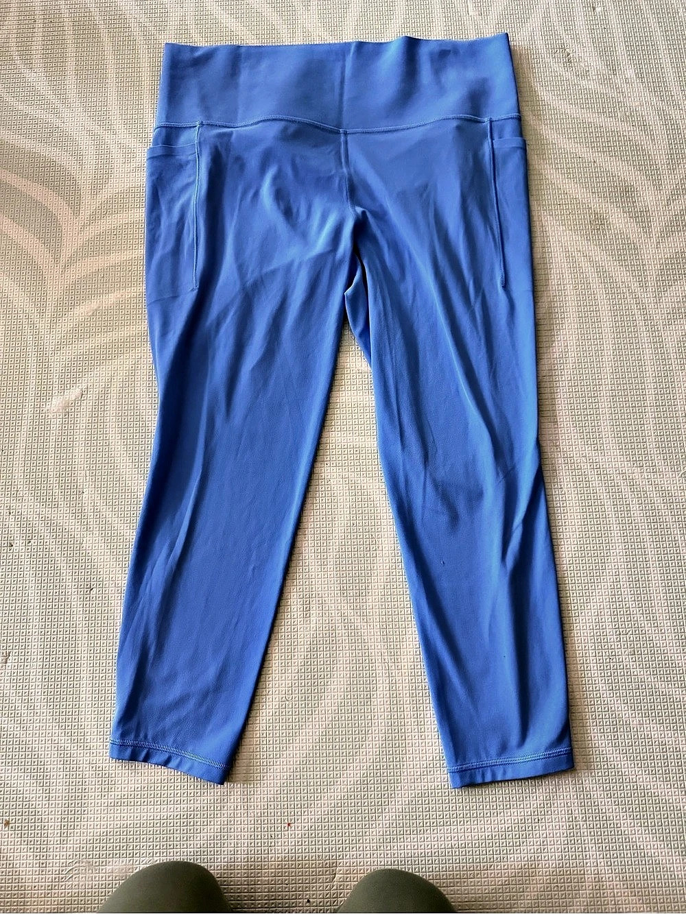 Athleta Salutation Stash 7/8 Tight Blue Athletic Leggings Small